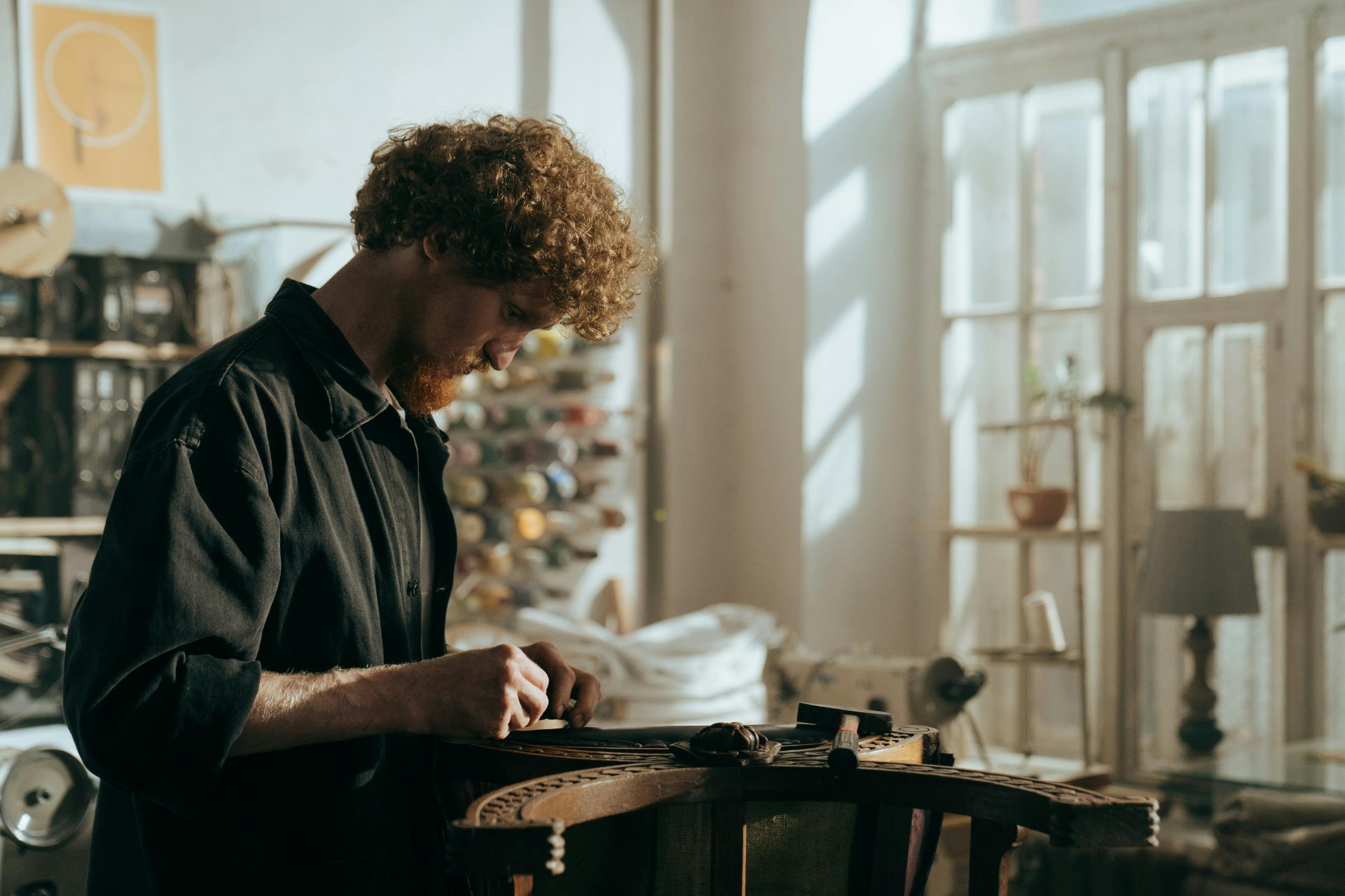 Artigiano al lavoro nel suo laboratorio